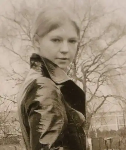 tolles altes Foto - Hübsche Frau im Ledermantel ?? Kunstleder ?? 60-70er Jahre ?