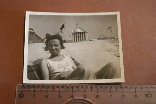 tolles altes Foto - Frau am Strand - Umkleidezelt ?  1936 ? Olympiafahnen