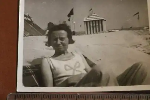 tolles altes Foto - Frau am Strand - Umkleidezelt ?  1936 ? Olympiafahnen