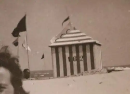 tolles altes Foto - Frau am Strand - Umkleidezelt ?  1936 ? Olympiafahnen