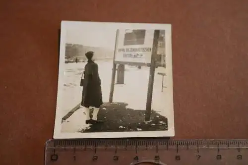 tolles altes Foto - Frau - Schild - Anfang des demokratischen Sektors Berlin 50e