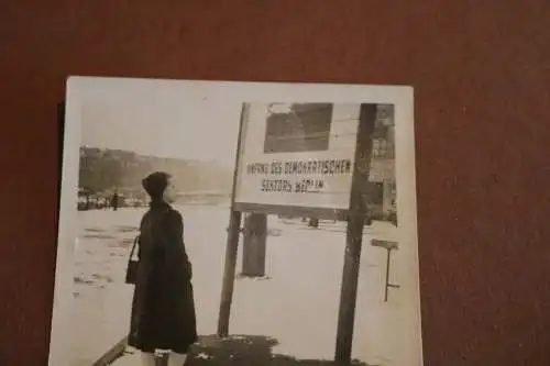 tolles altes Foto - Frau - Schild - Anfang des demokratischen Sektors Berlin 50e