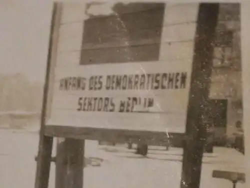 tolles altes Foto - Frau - Schild - Anfang des demokratischen Sektors Berlin 50e