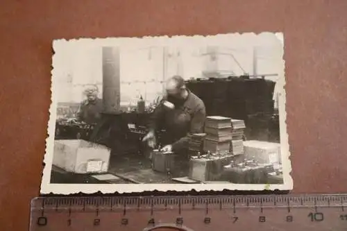 tolles altes Foto - Männer bei der Arbeit - Autobatterien Fabrik - Berlin ?