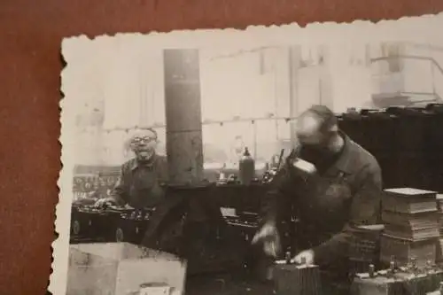 tolles altes Foto - Männer bei der Arbeit - Autobatterien Fabrik - Berlin ? 