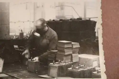 tolles altes Foto - Männer bei der Arbeit - Autobatterien Fabrik - Berlin ?