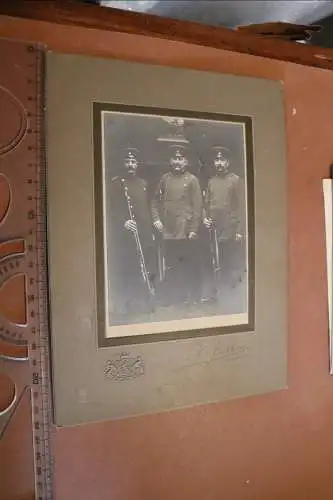 tolles altes Kabinettfoto - drei Soldaten mit Gewehren - Courtrai - Kortrijk