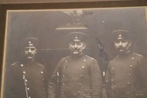 tolles altes Kabinettfoto - drei Soldaten mit Gewehren - Courtrai - Kortrijk