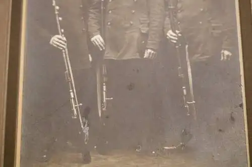 tolles altes Kabinettfoto - drei Soldaten mit Gewehren - Courtrai - Kortrijk