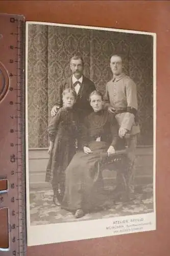 tolles altes Kabinettfoto - Familie mit Soldat - Trauerarmbinde mit EK - München