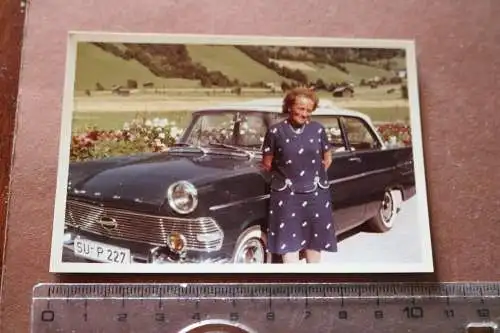 tolles altes Farbfoto - Frau posiert mit Oldtimer Opel Rekord P2  60er Jahre ?