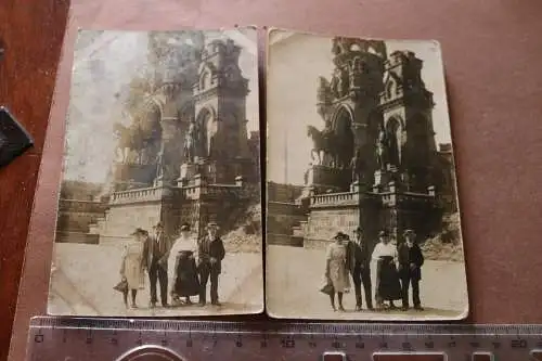 zwei alte Fotos - Familie posiert vor dem Kaiser Wilhelm Denkmal Hohensyburg