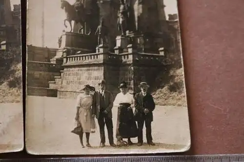 zwei alte Fotos - Familie posiert vor dem Kaiser Wilhelm Denkmal Hohensyburg