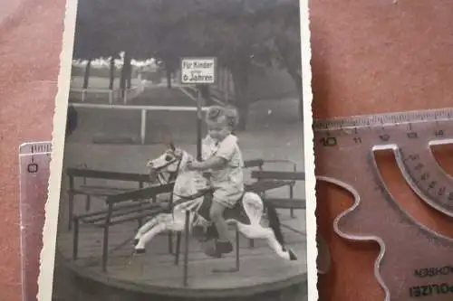 tolles altes Foto Hamburg - Spielplatz Kinderkarussel mit Pferd - 1938