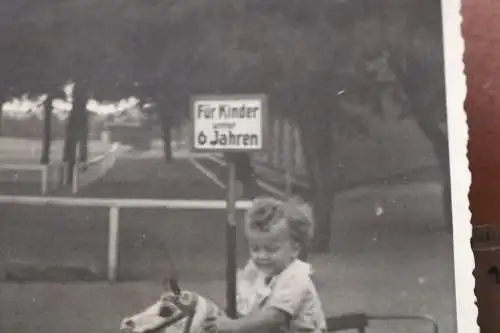 tolles altes Foto Hamburg - Spielplatz Kinderkarussel mit Pferd - 1938