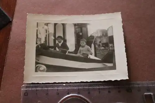 altes Foto - Kinder sitzen im Modellflugzeug ? Karussell ??? 1956