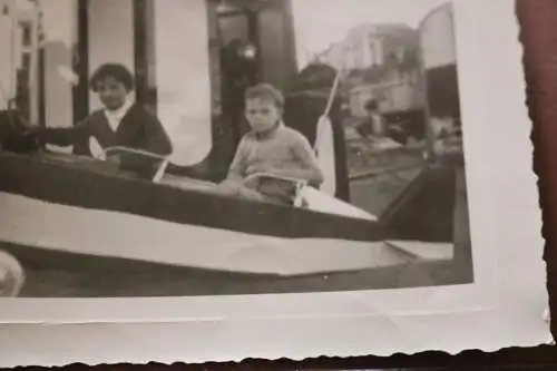 altes Foto - Kinder sitzen im Modellflugzeug ? Karussell ??? 1956