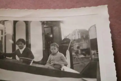 altes Foto - Kinder sitzen im Modellflugzeug ? Karussell ??? 1956