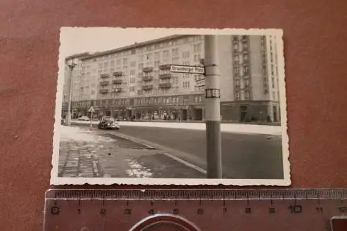 tolles altes Foto - Strassenschild  Strausberger Platz 6-9  -50-60er Jahre ?