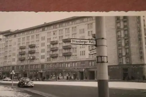 tolles altes Foto - Strassenschild  Strausberger Platz 6-9  -50-60er Jahre ?