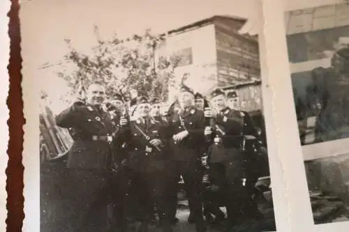 sieben alte Fotos - Soldaten , Kaserne, Waggon usw.