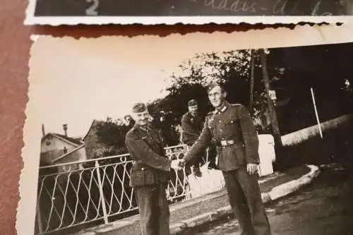 sieben alte Fotos - Soldaten , Kaserne, Waggon usw. 