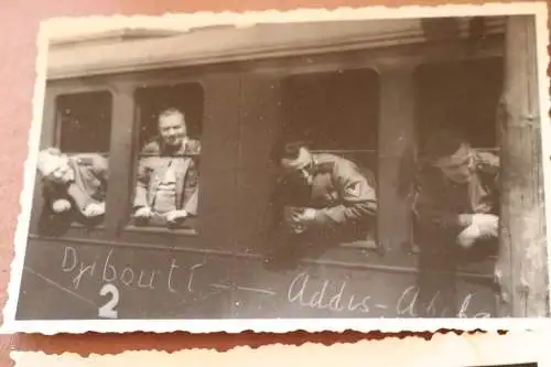 sieben alte Fotos - Soldaten , Kaserne, Waggon usw. 