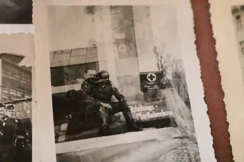sieben alte Fotos - Soldaten , Kaserne, Waggon usw. 