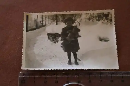 tolles altes Foto - Mädchen mit Teddybär im Schnee   30-50er Jahre