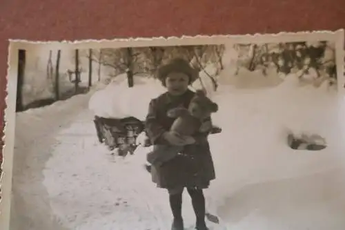 tolles altes Foto - Mädchen mit Teddybär im Schnee   30-50er Jahre