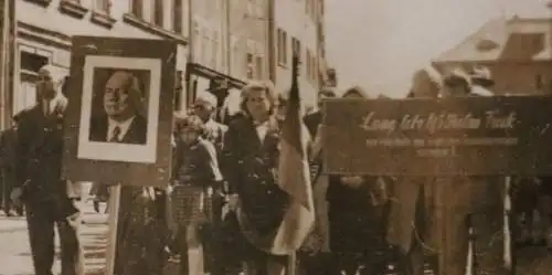 altes Foto - Personenmarsch mit Plakat - Portrait Mann - Politiker ?