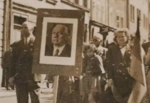 altes Foto - Personenmarsch mit Plakat - Portrait Mann - Politiker ?