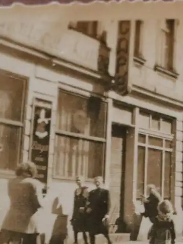 altes Foto - Personenmarsch mit Plakat - Portrait Mann - Politiker ?