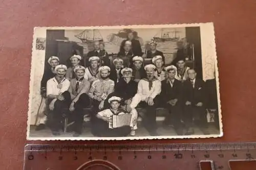 tolles altes Foto - Gruppe Männer als Matrosen verkleidet - Fastnacht 1951