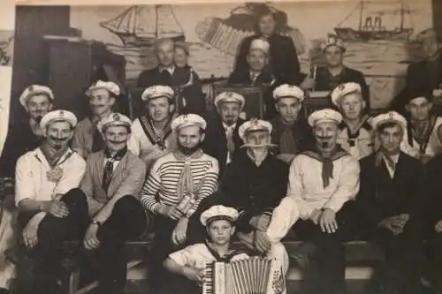 tolles altes Foto - Gruppe Männer als Matrosen verkleidet - Fastnacht 1951