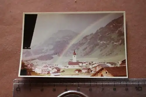 tolles altes Farbfoto - Stadt in den Bergen mit Regenbogen - 50-60er Jahre