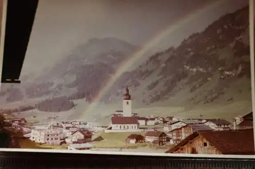 tolles altes Farbfoto - Stadt in den Bergen mit Regenbogen - 50-60er Jahre