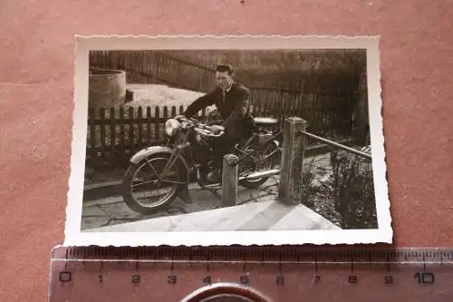 tolles altes Foto - Mann mit Oldtimer Motorrad - Marke ??