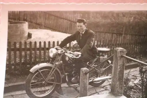 tolles altes Foto - Mann mit Oldtimer Motorrad - Marke ??