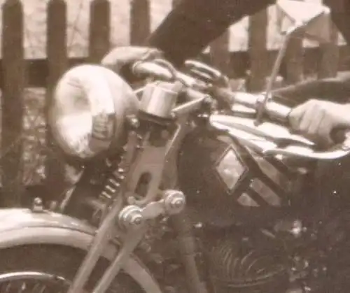 tolles altes Foto - Mann mit Oldtimer Motorrad - Marke ??