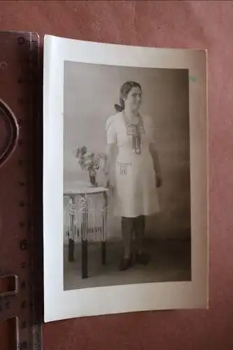 tolles altes Foto - Portrait einer hübschen Frau im Kleid 30-50er Jahre ?