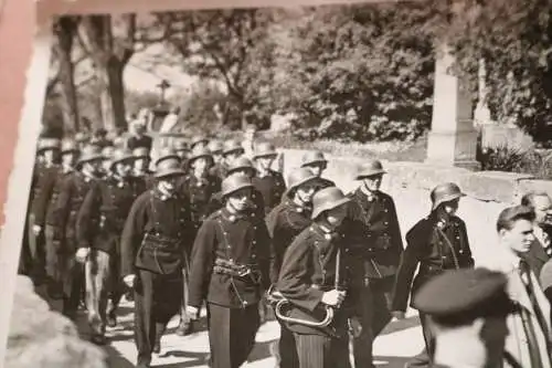 zwei alte Fotos - Festmarsch - Feuerwehr - Ort ??  30-50er Jahre