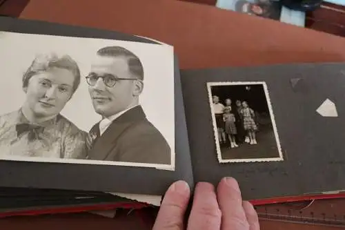 kleines Konvolut alter Fotos , Postkarten usw. 