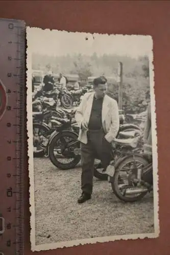 altes Foto - Mann schaut sich Motorräder an - Bad Klosterlausitz 50-60er Jahre