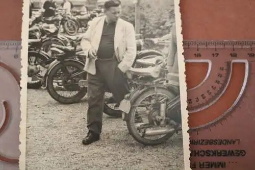 altes Foto - Mann schaut sich Motorräder an - Bad Klosterlausitz 50-60er Jahre