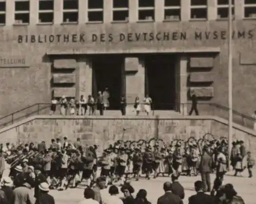 tolles altes Foto - München 1934 - Musikkapelle vor der Bibliothek des deutschen