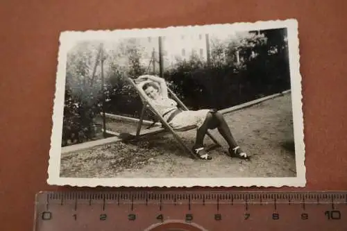 tolles altes Foto - hübsche Frau im Klappstuhl 30-40er Jahre