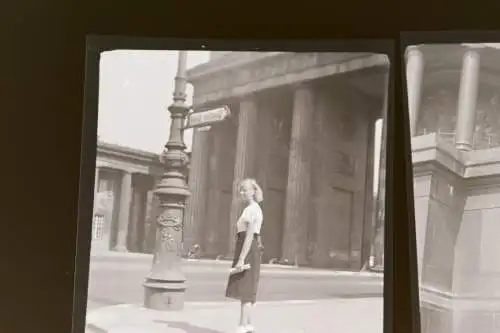 zwei tolle alte Negative - Mann und Frau - Berlin - Strassenschild Pariser Platz