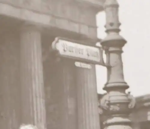 zwei tolle alte Negative - Mann und Frau - Berlin - Strassenschild Pariser Platz