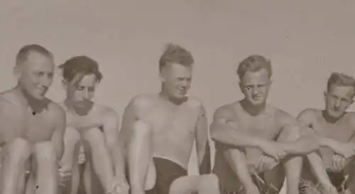 tolles altes Negativ Gruppe Soldaten ? in Badehose 